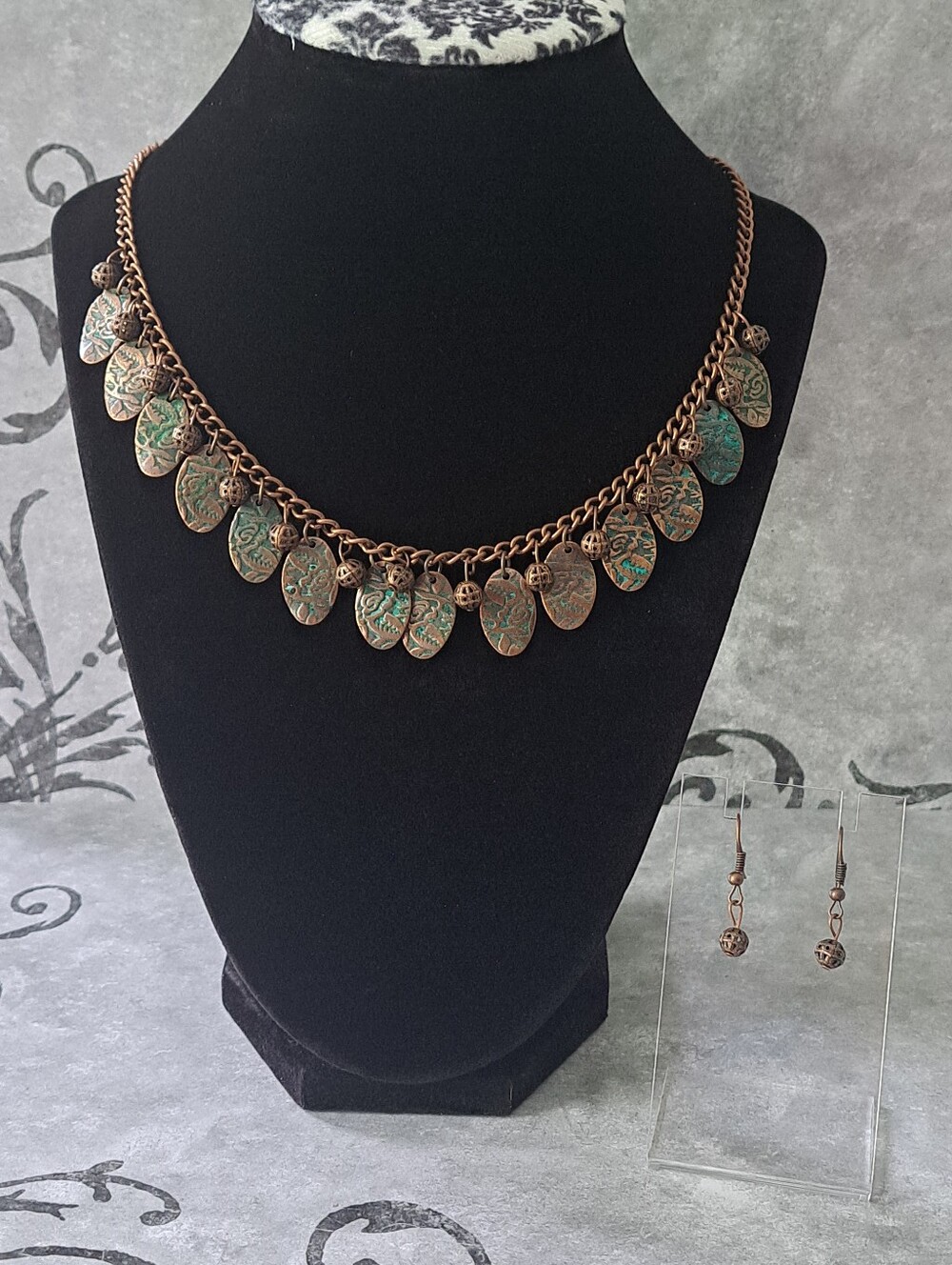 Paparazzi "Vintage Gardens" Necklace and Earrings Set